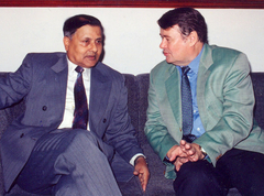 Dr. Hein G. Kiessling mit Ex-DG ISI Generalleutnant Mahmud Ahmed in Lahore 2008